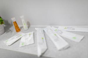 ブカレストにあるImedio Velvet Apartment Aviatieiの白い丸薬とボトルを入れたテーブル +28枚の写真