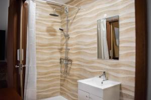 une salle de bain avec douche et lavabo dans l'établissement Batalhoz House II, à Cartaxo 60 autres photos