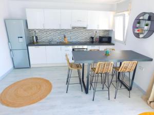 A kitchen or kitchenette at GMID IMMO Apartamento con gran terraza con vistas al mar en Roses