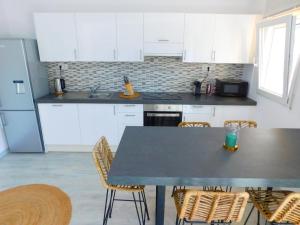 A kitchen or kitchenette at GMID IMMO Apartamento con gran terraza con vistas al mar en Roses