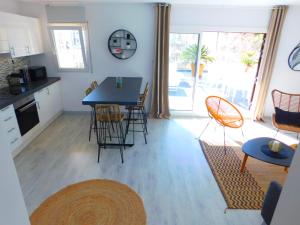 A kitchen or kitchenette at GMID IMMO Apartamento con gran terraza con vistas al mar en Roses