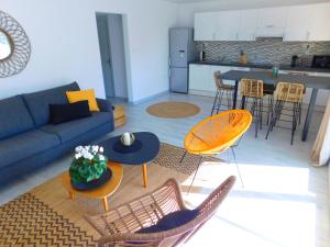 A kitchen or kitchenette at GMID IMMO Apartamento con gran terraza con vistas al mar en Roses