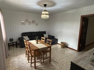 ein Wohnzimmer mit einem Tisch und einem Sofa in der Unterkunft Casa Candelaria in La Laguna