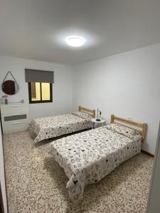 Casa Candelaria tesisinde bir odada yatak veya yataklar