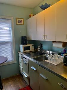 Kuchyň nebo kuchyňský kout v ubytování Cozy Private 1BR, Well Appointed, Near Providence, MA, RI Line, Easy Access to I-95