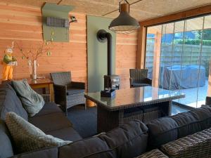 ein Wohnzimmer mit einem Sofa und einem Tisch in der Unterkunft B&B Pullemans in Wijster