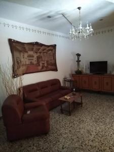 奇斯泰尼諾的住宿－Casale degli Angeli Ostuni，带沙发和吊灯的客厅