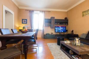 sala de estar con mesa y TV en Bristol lux 3BR apartment with view, en Zadar