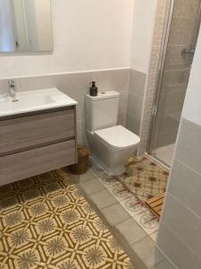 CAN LLAVI - TARTANA في كانيه دي مار: حمام مع مرحاض ومغسلة ودش