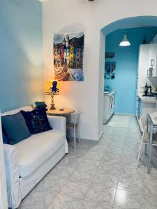 sala de estar con sofá blanco y mesa en Appartamento SoloSoleMare en Portovenere