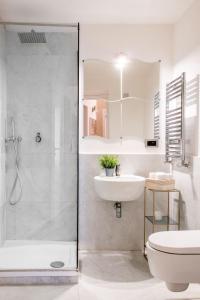 een badkamer met een douche, een wastafel en een toilet bij Moncada Suites & Apartments in Palermo