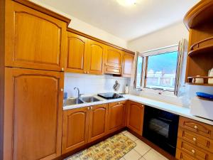 Kuchyňa alebo kuchynka v ubytovaní Beach Apartment Cannobio