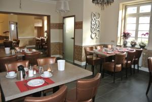 a dining room with tables and chairs in a restaurant at Haus Drei Könige in Balve