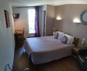 Postel nebo postele na pokoji v ubytování Hôtel Le Pradet