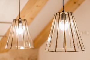 dos luces colgando del techo en una habitación en FRANKA en Trogir