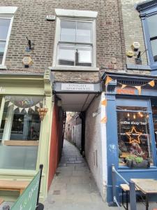 een steegje dat leidt naar een gebouw met een winkel bij The Barbican in York