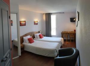 Postel nebo postele na pokoji v ubytování Hôtel Le Pradet