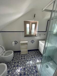 un bagno con wc, lavandino e doccia di La Lucciola ad Amalfi