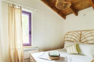 Ein Bett oder Betten in einem Zimmer der Unterkunft Mor Panjurlu Bohem Tasarım Ev - Kazdağları & Deniz
