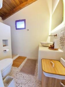 Ein Badezimmer in der Unterkunft Mor Panjurlu Bohem Tasarım Ev - Kazdağları & Deniz