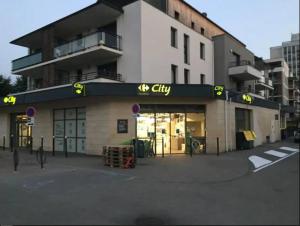 a store front of a building on a street at Logement à Brive, près du centre-ville et de la gare - Climatisation, fibre internet et stationnement gratuit in Brive-la-Gaillarde