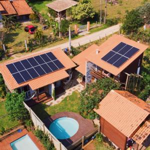 una vista aérea de una casa con paneles solares en sus tejados en Recanto do Xamã - Praia do Rosa, en Praia do Rosa