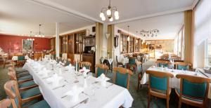 Un restaurante u otro lugar para comer en Ferien- und Wellnesshotel Waldfrieden
