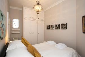 Llit o llits en una habitació de 1 Bed Georgian Apartment in Bath City Centre
