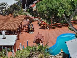 Bazén v ubytování Hotel and Dive Center Roatan Yacht Club nebo v jeho okolí