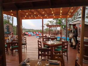 Restaurace v ubytování Hotel and Dive Center Roatan Yacht Club