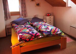 Postel nebo postele na pokoji v ubytování Chasa Brunold 3-Zimmer-Dachwohnung (FEWG No. 4)