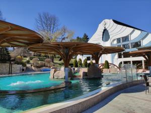 Bazén v ubytovaní Spa Residence Carbona Siesta Apartman alebo v jeho blízkosti