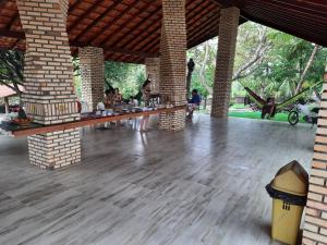 um restaurante com um longo bar num pavilhão em Pousada do Rancho em Barreirinhas