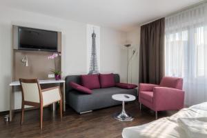 TV a/nebo společenská místnost v ubytování Hotel l'adresse garni
