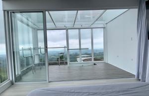 1 dormitorio con 1 cama y una gran ventana de cristal en Penthouse - Vista Hermosa Apartments, en Filandia
