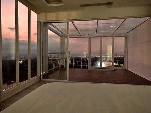 a room with a large window with a view at Penthouse - Vista Hermosa Apartments in Filandia