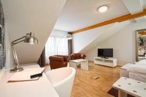 TV a/nebo společenská místnost v ubytování Hotel l'adresse garni