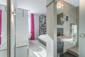Koupelna v ubytování Hotel l'adresse garni + 36 fotografií