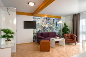 TV a/nebo společenská místnost v ubytování Hotel l'adresse garni