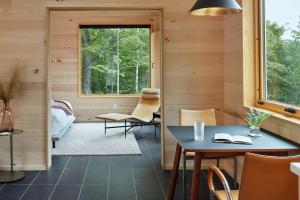 Habitación con mesa, sillas y ventana en Wild Rice Retreat en Bayfield