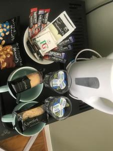 ブライトン＆ホーブにあるケンプフィールド ハウスのたくさんの食べ物と飲み物を入れた棚