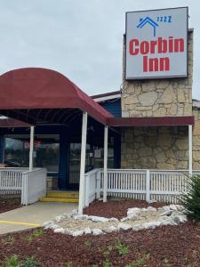 un edificio con un cartel para una posada de corbin en Corbin Inn en Corbin