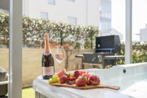 Nápoje v ubytování Apt GioAn Novigrad, 500m to Sea, private heated Jacuzzi, BBQ, private parking