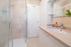Koupelna v ubytování Apt GioAn Novigrad, 500m to Sea, private heated Jacuzzi, BBQ, private parking