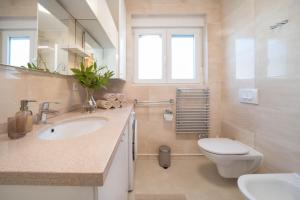 Koupelna v ubytování Apt GioAn Novigrad, 500m to Sea, private heated Jacuzzi, BBQ, private parking