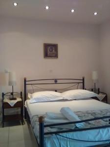 Posteľ alebo postele v izbe v ubytovaní Akrata Rose Garden Apartments I
