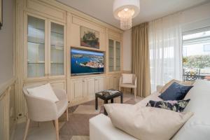 Posezení v ubytování Apt GioAn Novigrad, 500m to Sea, private heated Jacuzzi, BBQ, private parking