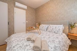 Postel nebo postele na pokoji v ubytování Apt GioAn Novigrad, 500m to Sea, private heated Jacuzzi, BBQ, private parking