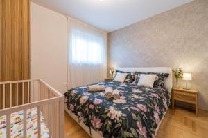 Postel nebo postele na pokoji v ubytování Apt GioAn Novigrad, 500m to Sea, private heated Jacuzzi, BBQ, private parking