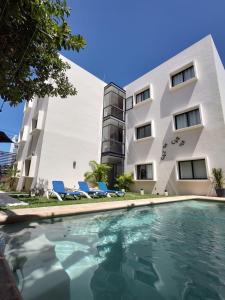 a swimming pool in front of a building at Viento Suites Cancún in Cancún
